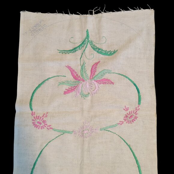 Vintage Embroidered Linen Floral Table Runner Dresser Scarf Unfinished Edges - Picture 4 of 5
